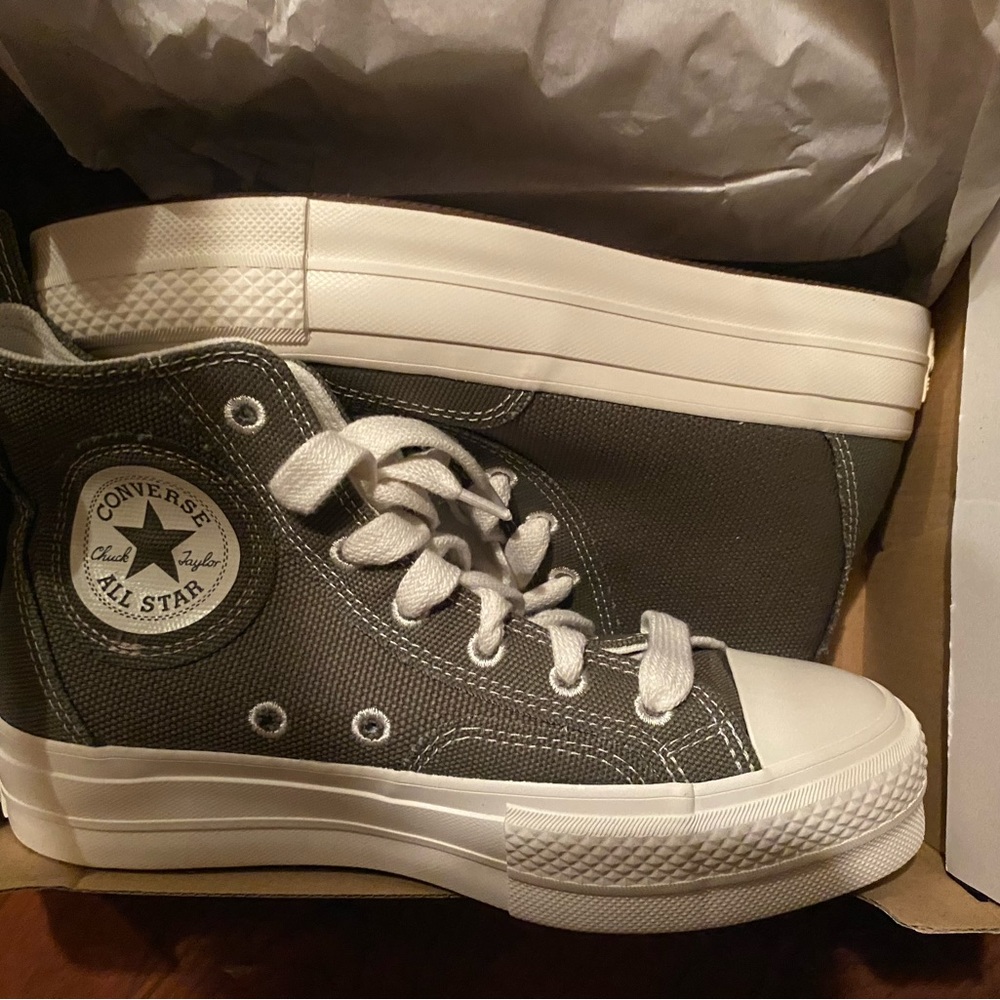 Chuck Taylor Gray/army greenish platforms